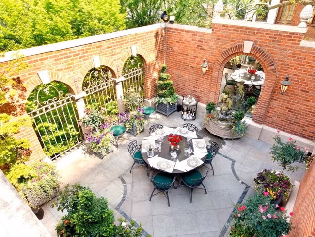 Khoảng không gian xanh này có thể ngồi thư giãn uống trà.