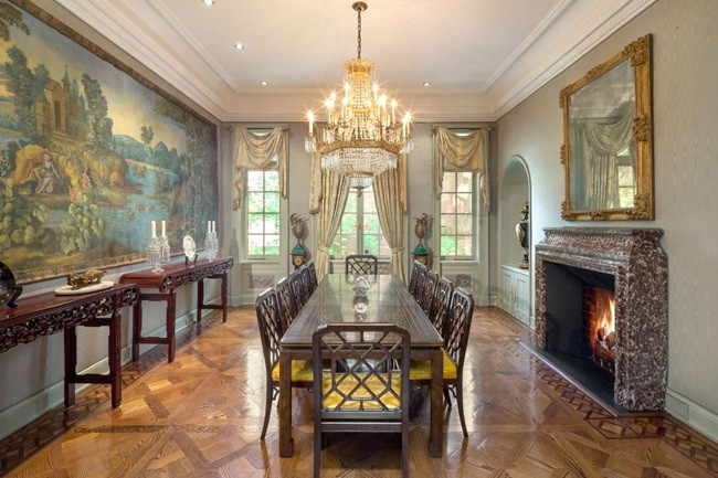 Trên tầng 2 có một thư viện được làm từ năm 1872. Phòng ăn xa hoa và sang trọng. Hầm rượu được đặt ở tầng hầm.