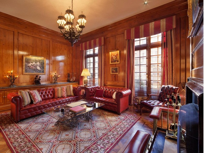 Phòng khách theo phong cách của thời Louis XIV. Phòng khách có 10 bức vẽ được lấy cảm hứng từ phòng Fragonard bảo tàng nghệ thuật Frick Collection.