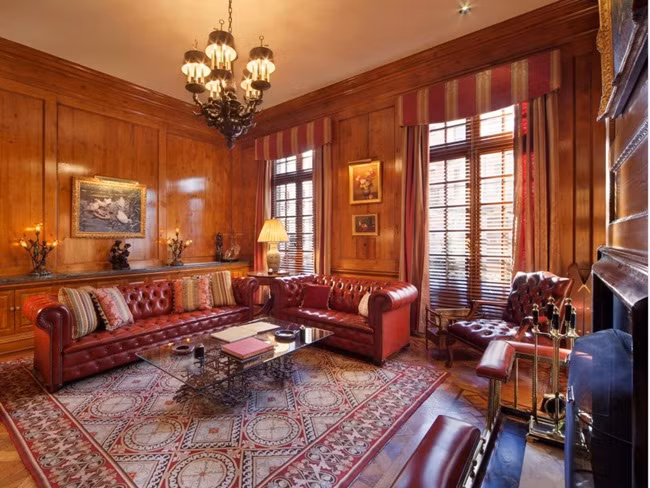 Phòng khách theo phong cách của thời Louis XIV. Phòng khách có 10 bức vẽ được lấy cảm hứng từ phòng Fragonard bảo tàng nghệ thuật Frick Collection.