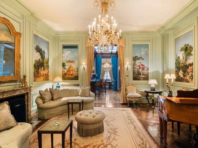 Mức giá bán được rao hiện nay là 19,75 triệu USD (~459 tỷ đồng), trong khi hồi năm 2007 nó từng được rao với giá 35 triệu USD (~813 tỷ đồng). Căn nhà lấy cảm hứng từ cung điện Versailles (Pháp), có tổng diện tích khoảng 622m2. Căn nhà có 4 tầng. Trong đó, tầng hầm rộng 743m2 ốp đá cẩm thạch, cửa sổ và sàn lát gỗ.