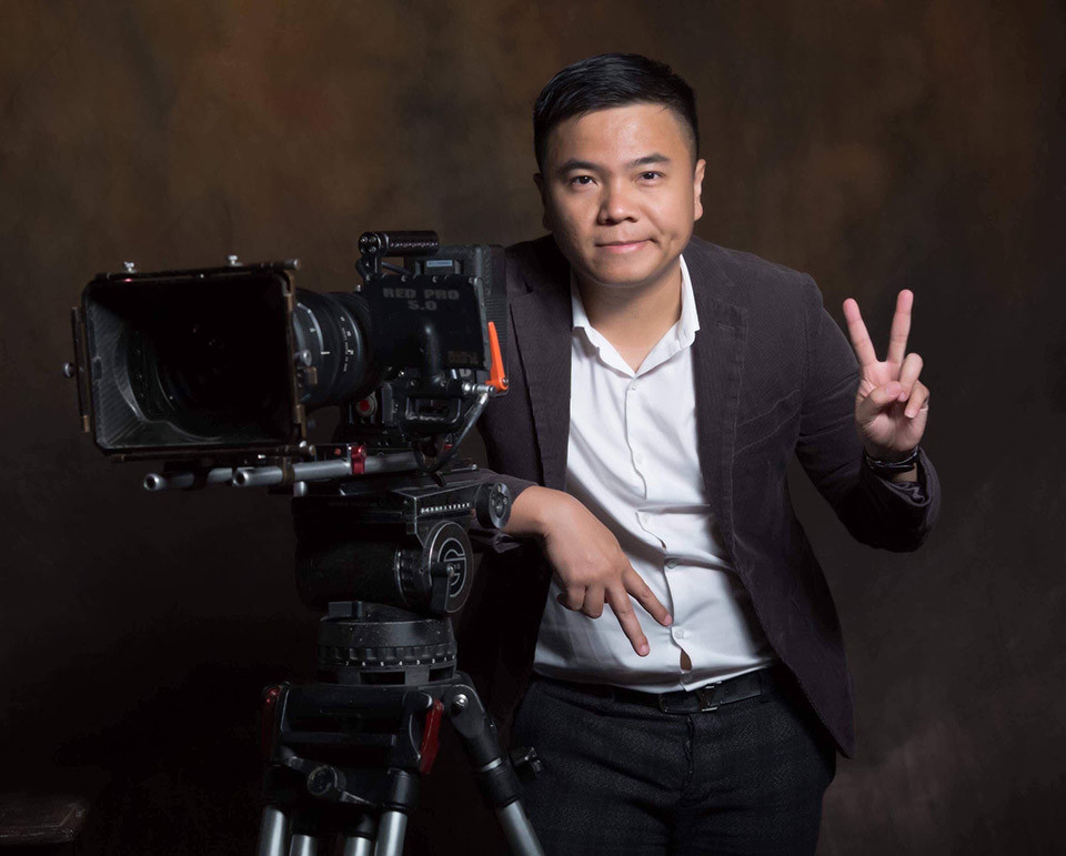 Nguoi dan ong giup Minh Hang, Tim tro thanh ngoi sao giai tri