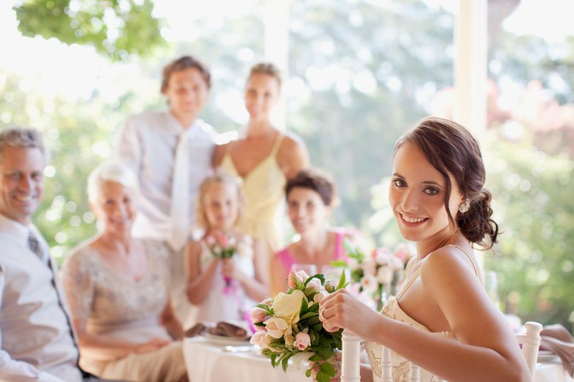 Trước mặt gia đình cô dâu và chú rể cùng tất cả khách mời, người đàn ông vô tình tạo ra tình huống “đỏ mặt” khi âm thanh của phim khiêu dâm được phát ra với âm lượng to khắp khán phòng (Ảnh minh họa)