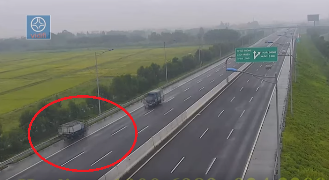 Hình ảnh xe tải chạy ngược chiều trên cao tốc Hà Nội- Hải Phòng.