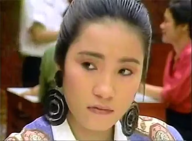 Hồng Đào sinh năm 1962. Cha mẹ là người Bắc nhưng chị sinh ra ở Buôn Mê Thuột. Hồng Đào tốt nghiệp khoa Diễn viên kịch nghệ trường Nghệ thuật Sân khấu 2 (nay là Đại học Sân khấu Điện ảnh TP.HCM). Cùng với Hồng Vân, Thành Lộc, Hữu Châu, Hồng Đào thuộc thế hệ vàng của sân khấu kịch Sài Gòn.