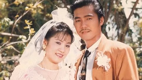 Đầu thập niên 90, sau khi đoàn kịch nói trẻ giải tán, Hồng Đào về đầu quân cho sân khấu 5B Võ Văn Tần. Đây là thời gian Hồng Đào thăng hoa nhất trong nghề diễn với những vở diễn thành công như: Ngôi nhà không có đàn ông, Giấc mộng kê vàng, Lôi vũ... Nhờ tài năng diễn xuất và gương mặt ăn hình, Hồng Đào thường xuyên xuất hiện trong các bộ phim nổi tiếng thời đó như: Nước mắt học trò, Sân ga tình yêu, Lẽ nào em không nhận ra anh...