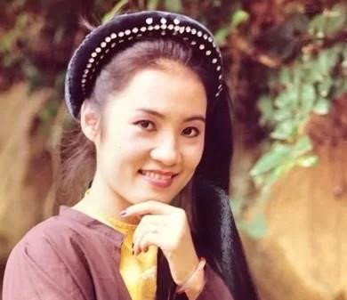 Từ năm 1994, Hồng Đào sang Mỹ định cư và kết hôn với diễn viên Quang Minh. Họ đã cùng nhau có những tác phẩm phản ánh hiện thực xã hội như Thiên duyên tiền định, Chung một mái nhà, Những tờ di chúc... Vào tháng 7, nữ diễn viên bất ngờ xác nhận đã chia tay chồng sau 24 năm gắn bó. Trải qua cuộc hôn nhân đổ vỡ, nữ nghệ sĩ vẫn giữ được sự tươi tắn, tinh thần lạc quan. Chị từng khẳng định dù đối diện với chuyện tồi tệ thế nào vẫn giữ sức khỏe tốt để chăm lo cho hai con và ba mẹ.