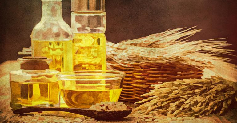 Kích thích mọc tóc - Dầu cám gạo chứa inositol, một hợp chất carbohydrate có thể ngừa gàu và giảm gãy rụng tóc. Các acid béo omega-3 và omega-6 cũng ngăn ngừa tình trạng bạc tóc ở giai đoạn sớm. Ngoài ra, acid linoleic và oryzanol trong dầu cám gạo còn kích thích mọc tóc và làm tóc chắc khỏe.