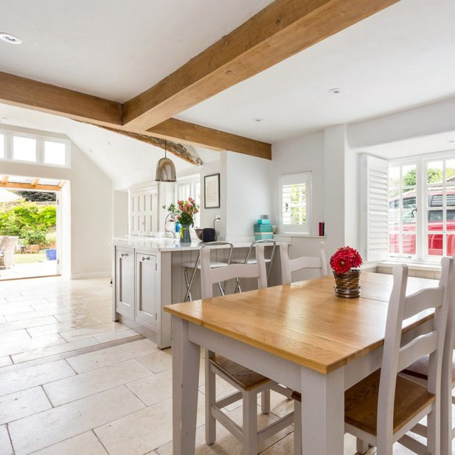 Không gian nhà bếp và phòng ăn mới được mở rộng hướng ra vườn - cách thiết kế phổ biến của những ngôi nhà hiện đại.