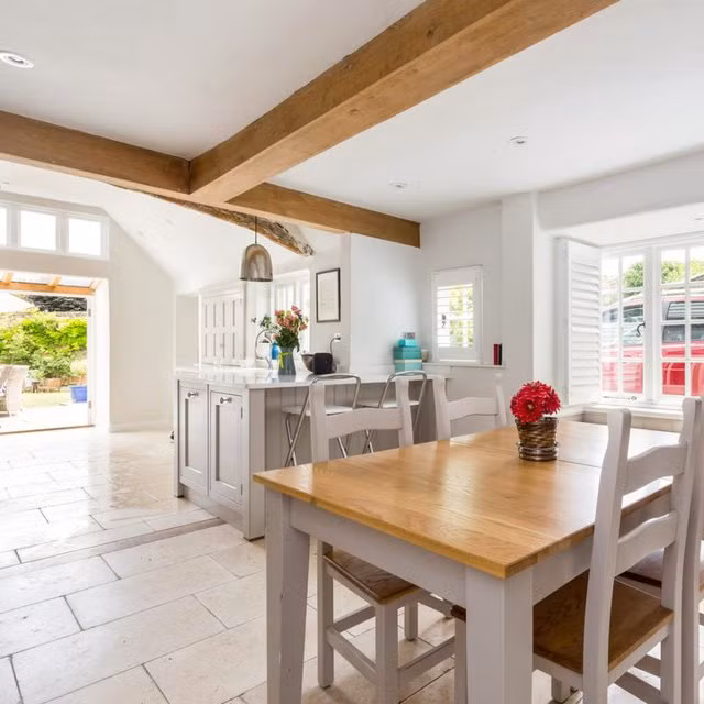 Không gian nhà bếp và phòng ăn mới được mở rộng hướng ra vườn - cách thiết kế phổ biến của những ngôi nhà hiện đại.