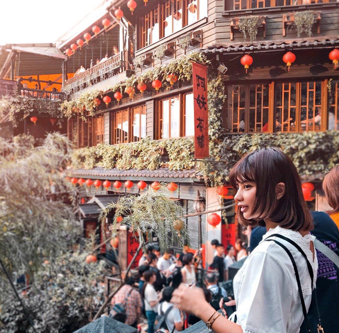 Vienna yêu thích việc trải nghiệm các nền văn hóa. Cô có cơ hội đi đến nhiều quốc gia khác nhau như Nhật Bản, Việt Nam, Hàn Quốc, Singapore, UAE... Tại phần giới thiệu trên Instagram cá nhân, cô viết: "Tôi muốn cả thế giới biết rằng trẻ em Thái Lan không cưỡi voi đến trường".