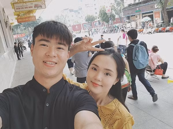 Ban gai Duy Manh bong dung bi cac fan 'nem da' du doi-Hinh-2