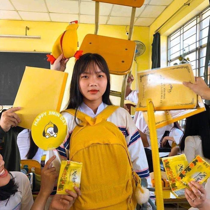 Thần thái của "mẫu chính" kết hợp với màu sắc tone-sur-tone của áo và đồ vật xung quanh đã tạo nên những tấm ảnh cực chất.