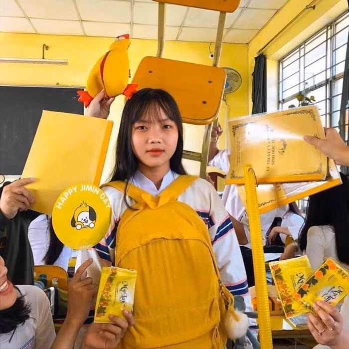 Thần thái của "mẫu chính" kết hợp với màu sắc tone-sur-tone của áo và đồ vật xung quanh đã tạo nên những tấm ảnh cực chất.