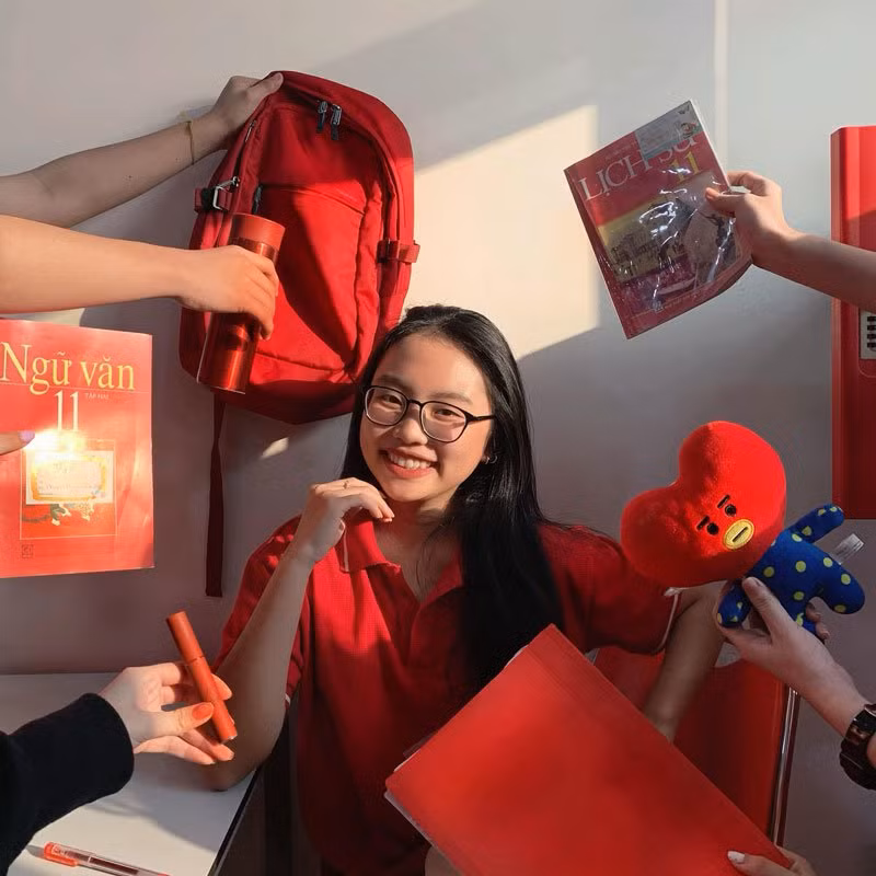 Phương Mỹ Chi cũng tìm các vật dụng cùng tông màu đỏ với bộ đồng phục năng động của mình.