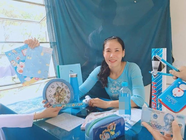 Áo dài hồng thì đồ màu hồng còn áo dài xanh thì có cả một mảng xanh.