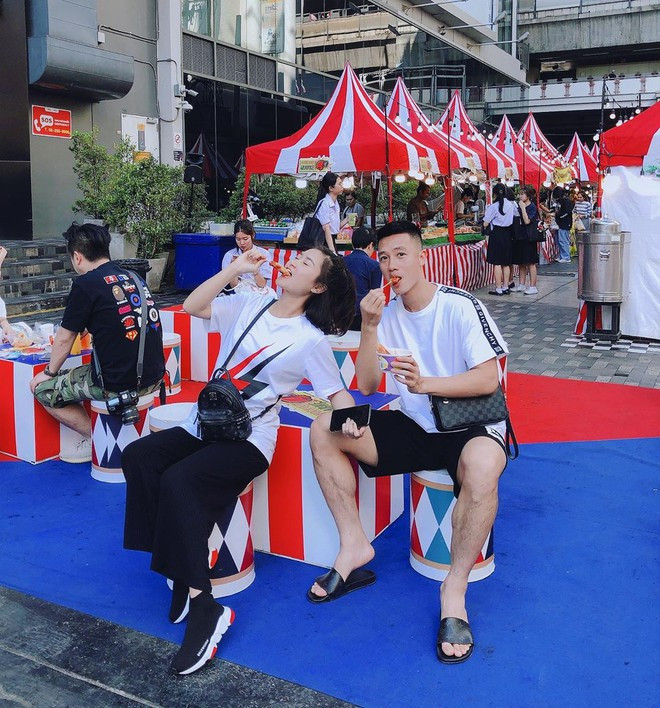 Huy Hùng - Thùy Dương là một trong những cặp cầu thủ - WAGs được nhiều người ngưỡng mộ vì có tình yêu lâu bền gần 5 năm. Huy Hùng là cầu thủ chơi ở vị trí tiền vệ, hiện thuộc biên chế CLB Quảng Nam. Anh từng cùng đội tuyển Việt Nam tham dự nhiều giải đấu lớn trong thời gian gần đây như ASIAN Cup, AFF Cup, vòng loại World Cup 2022...