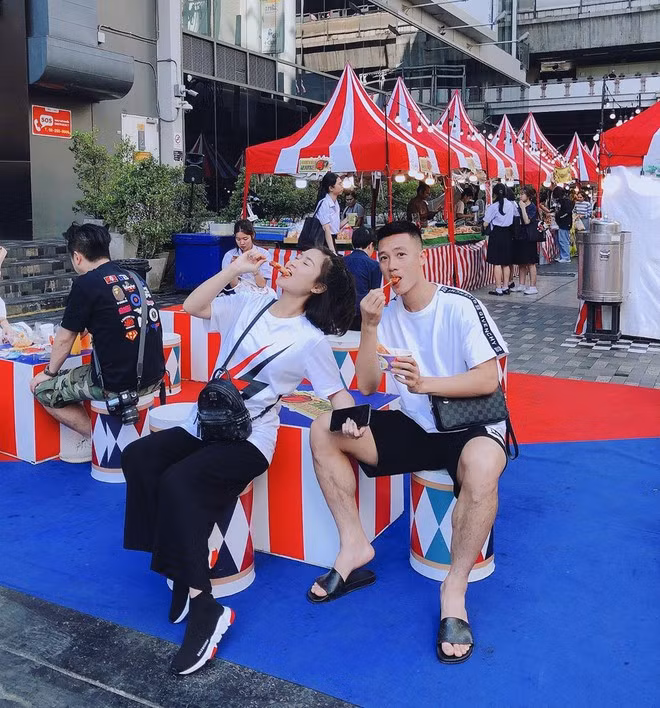 Huy Hùng - Thùy Dương là một trong những cặp cầu thủ - WAGs được nhiều người ngưỡng mộ vì có tình yêu lâu bền gần 5 năm. Huy Hùng là cầu thủ chơi ở vị trí tiền vệ, hiện thuộc biên chế CLB Quảng Nam. Anh từng cùng đội tuyển Việt Nam tham dự nhiều giải đấu lớn trong thời gian gần đây như ASIAN Cup, AFF Cup, vòng loại World Cup 2022...