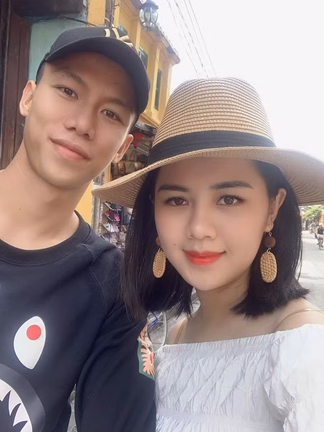 Trên trang cá nhân, Hải Quế và bà xã Dương Thùy Phương đăng tải nhiều hình ảnh trong chuyến du lịch gia đình. "Bình yên là ở bên cạnh người yêu", cầu thủ CLB Viettel chia sẻ khoảnh khắc vui vẻ bên con gái Sunny cùng dòng chú thích ngọt ngào.