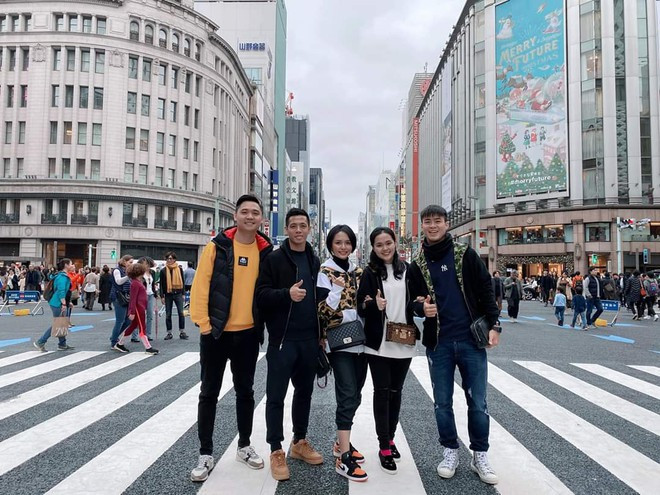 Cùng vi vu trên đất Nhật cùng Duy Mạnh - Quỳnh Anh là vợ chồng cầu thủ Văn Quyết. Vợ của tiền đạo CLB Hà Nội - Huyền Mi - là chị ruột của bạn gái Duy Mạnh. Hai đôi cầu thủ - WAGs khiến nhiều người ngưỡng mộ khi ghi lại nhiều hình ảnh đẹp tại xứ Phù Tang mùa lá đỏ.