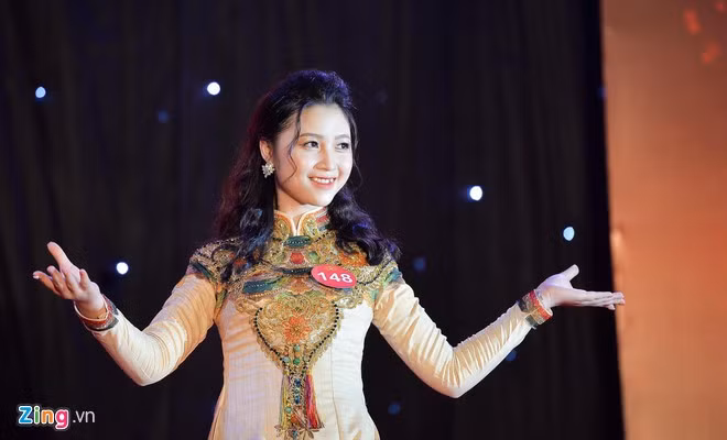 Lê Thị Ngọc Ánh, sinh năm 2000, sinh viên hoa Sư phạm tiếng Anh, ĐH Ngoại ngữ, ĐHQG Hà Nội được nhiều dân mạng chú ý trở thành tân hoa khôi cuộc thi Miss &amp; Mr VNU 2019 (Sinh viên thanh lịch ĐH Quốc gia Hà Nội). Chia sẻ với Zing.vn, Ngọc Ánh cho biết trước đây cô chưa từng tham gia cuộc thi nhan sắc nào. "Thông qua cuộc thi này, mình muốn bản thân biết nỗ lực hơn, trao dồi các kỹ năng mềm và học hỏi từ những thí sinh khác", nữ sinh chia sẻ.