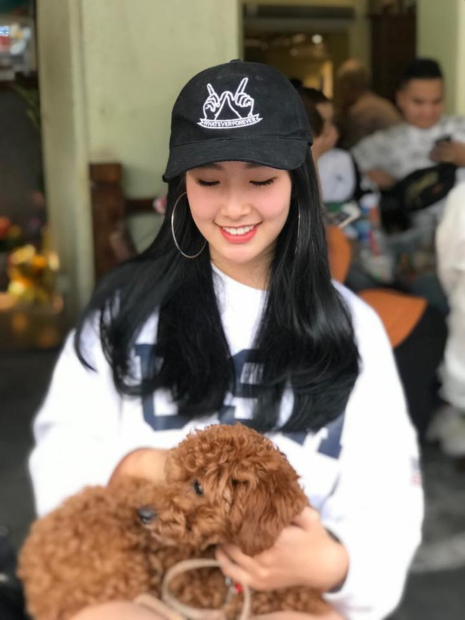 Trên mạng xã hội, tân hoa khôi Nữ sinh thanh lịch thủ đô 2019 được nhiều người dành nhiều lời khen về nhan sắc. Cô sở hữu vóc dáng thon gọn, số đo 3 vòng chuẩn cùng đường nét gương mặt nổi bật với sống mũi cao, đôi môi chúm chím và nụ cười duyên. Nữ sinh ĐH Hà Nội được nhiều người nhận xét sẽ đạt nhiều giải cao nếu tiếp tục tham gia các cuộc thi nhan sắc.