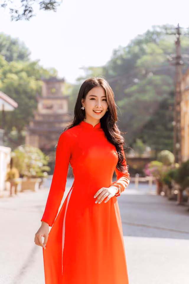 Trước đó, Nam Phương từng đạt một số giải thưởng về sắc đẹp như Á khôi cuộc thi Hoa khôi trường ĐH Hà Nội 2019, giải nhì cuộc thi Vẻ đẹp học sinh Chu Văn An năm 2015... Nữ sinh ĐH Hà Nội cũng cho biết cô từng thực tập truyền thông cho Trung tâm văn hoá Pháp và hỗ trợ truyền thông cho phái đoàn Wallonie Bruxelles. Hiện tại, cô đang làm MC cho Trung tâm văn hoá Pháp.