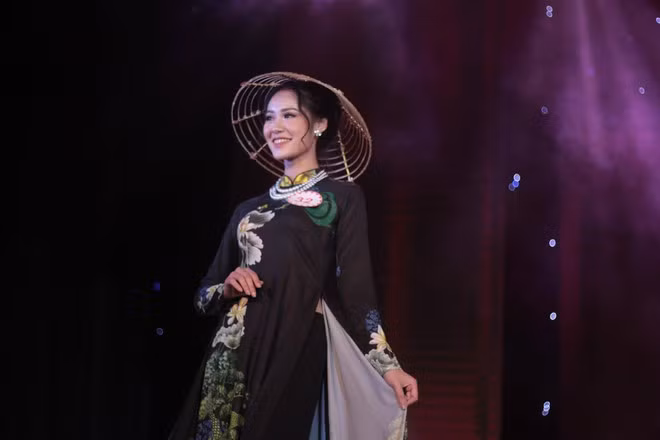 Ngô Thị Vân - sinh năm 1998, nữ sinh ngành Biên đạo múa - vừa trở thành tân hoa khôi ĐH Văn hóa Hà Nội và giành giải phụ Miss Tài năng. Trước đó, cô từng vào top 20 chung kết Người đẹp Việt Nam 2018 và top 40 Imiss Thăng long 2018. Với lợi thế chiều cao 1,69 m cùng số đo 80-58-88, người đẹp nhanh chóng được chú ý trên nhiều diễn đàn sắc đẹp.