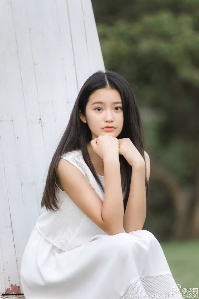 Dù lịch trình quay phim khá bận rộn nhưng Sài Úy vẫn dành thời gian học hành đầy đủ để theo đuổi ước mơ. Cô còn có sở thích đọc sách và học thành ngữ. Năm 2018, cô thi đỗ Học viện Âm nhạc Bắc Kinh.