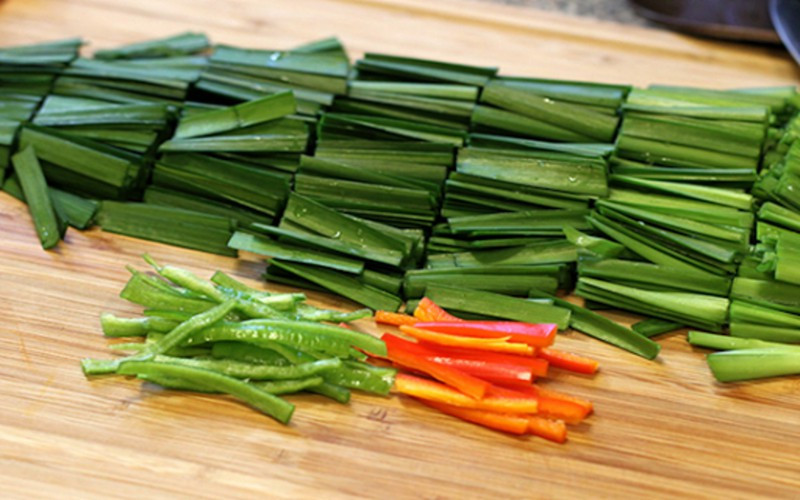 Duy trì mật độ xương: Hẹ giàu canxi, từ đó không chỉ tốt để duy trì sức khỏe của xương mà còn giúp tăng mật độ trong xương. Tiêu thụ hẹ tây thường xuyên sẽ rất tốt cho sức khỏe của xương.