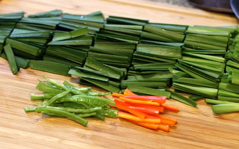 Duy trì mật độ xương: Hẹ giàu canxi, từ đó không chỉ tốt để duy trì sức khỏe của xương mà còn giúp tăng mật độ trong xương. Tiêu thụ hẹ tây thường xuyên sẽ rất tốt cho sức khỏe của xương.