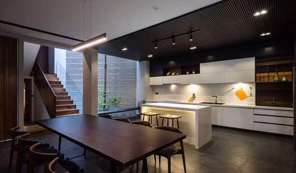 Bếp tiện lợi ấm cúng đủ ảnh sáng tự nhiên.