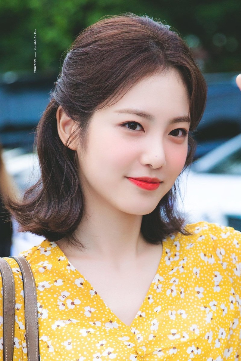 Nhờ lợi thế nhan sắc, Shin Ye Eun còn là cái tên được nhiều nhãn hàng và tạp chí yêu thích. Gần đây, cô còn thử sức làm MC cho chương trình âm nhạc Music Bank (KBS).