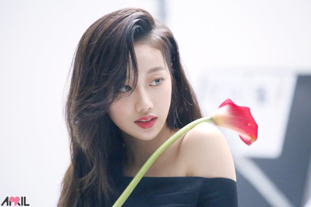 Quyết định thử sức với điện ảnh, mỹ nhân sinh năm 1999 nhanh chóng được chú ý nhờ gương mặt xinh xắn và nụ cười khả ái, gây thiện cảm với người đối diện ngay từ lần đầu tiên. Bộ phim web drama A-Teen đánh dấu vai diễn đầu tay của sao nữ 20 tuổi. Dù đảm nhận vai phản diện, cô vẫn được lòng đông đảo cộng đồng fan Kpop.