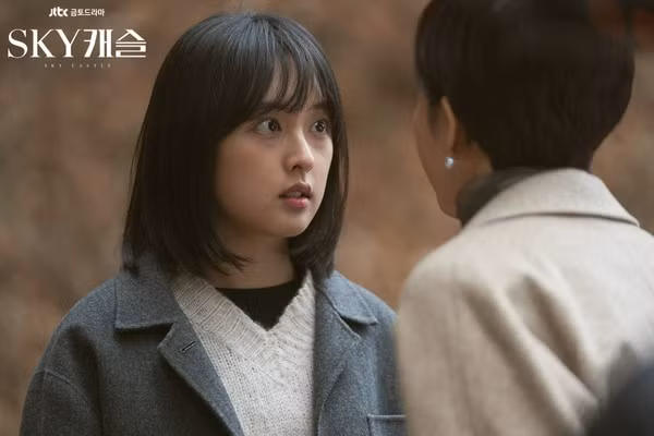 Nhiều ý kiến cho rằng Kim Bo Ra mang nét đẹp tổng hòa giữa Sulli và Kim Ji Won, vừa ngọt ngào, trong sáng vừa cá tính, đầy cuốn hút. Bên cạnh thế mạnh ngoại hình, mỹ nhân sinh năm 1995 còn được đánh giá cao ở lối diễn xuất tự nhiên, linh hoạt. Cô hiện là nhân tố trẻ được săn đón và kỳ vọng nhất trong tương lai.