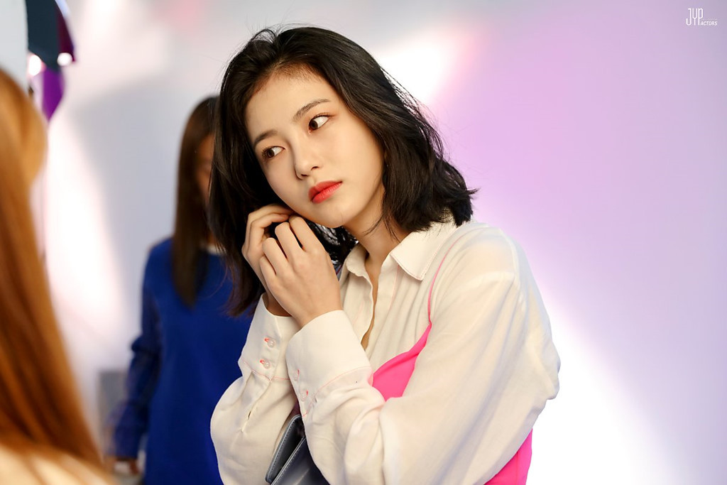 Shin Ye Eun: Tân binh sinh năm 1998 được mệnh danh là "nữ thần thế hệ mới" của làng điện ảnh xứ kim chi. Trước khi trở thành diễn viên, Shin Ye Eun đã nổi ntiếng đình đám trên cộng đồng mạng nhờ nhan sắc vượt trội.