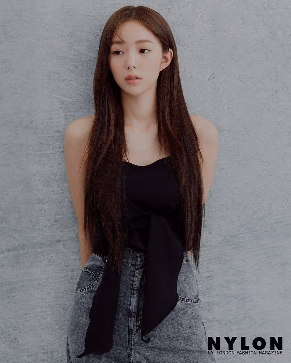 Sau hiệu ứng mạnh mẽ từ vai phụ trong bộ phim ăn khách Mây Họa Ánh Trăng (2016), Năm 2017 đánh dấu bước thành công vang dội trong diễn xuất của nữ diễn viên 25 tuổi khi đi từ những vai phụ lên đảm nhận diễn chính trong loạt pnhim Rebel: Thief Who Stole the People, Strongest Deliveryman, If We Were A Season và I'm Not a Robot. Trong đó, tác phẩm truyền hình cổ trang Rebel đã đạt tỷ suất người xem ấn tượng.