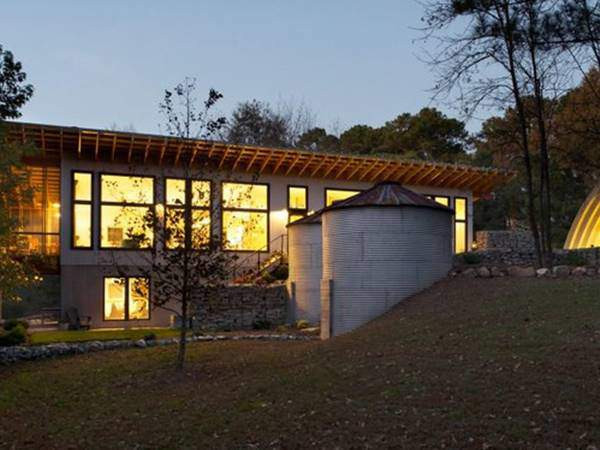 Me met ngoi nha pha tron giua hien dai va su moc mac vung nong thon