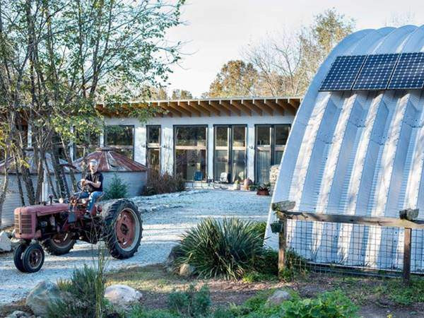 Do địa hình không đồng đều, tầng thấp của ngôi nhà bị chìm một phần xuống mặt đất. Ở đây, các thiết kế bao gồm không gian rộng rãi để thư giãn cho du khách, bao gồm một phòng ngủ của khách và một góc nhỏ có giường.