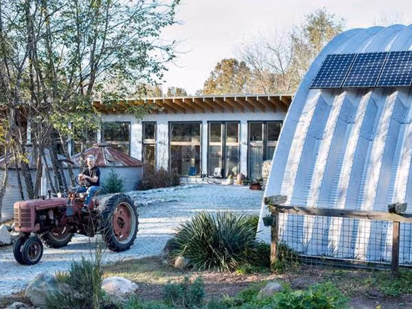 Do địa hình không đồng đều, tầng thấp của ngôi nhà bị chìm một phần xuống mặt đất. Ở đây, các thiết kế bao gồm không gian rộng rãi để thư giãn cho du khách, bao gồm một phòng ngủ của khách và một góc nhỏ có giường.