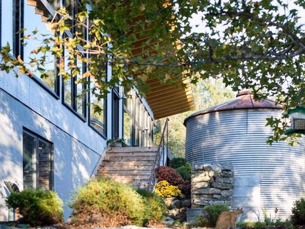 Nhà cũng sử dụng nhiều bể nước mưa rửa nhà vệ sinh, tấm pin hứng năng lượng mặt trời. Nhà xây từ các vật liệu cũ bị phá bỏ nhiều thế hệ trước.