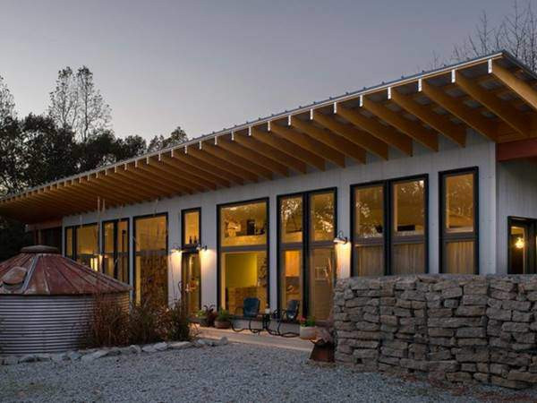 Ngôi nhà hai tầng theo chiều dọc được định hướng theo trục phía đông-tây để tối đa hóa độ hứng ánh sáng từ phía Nam của tòa nhà.