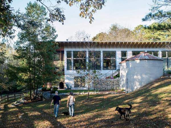 Công trình được bao phủ bởi một mái vòm được dát bằng thép kết cấu, cho phép ngôi nhà được sưởi ấm từ ánh sáng mặt trời mùa đông trong khi che nắng mặt trời vào mùa hè.