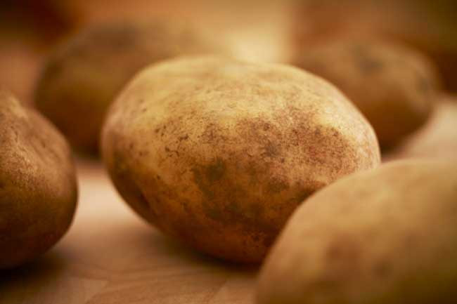 Khoai tây tươi: Cắt đôi củ khoai tây và áp lên vết ong đốt. Việc này sẽ tạo hiệu ứng giảm đau trong thời gian ngắn và giúp vết thương mau lành hơn.