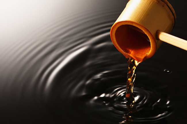 Baking soda và giấm táo: Trước hết hãy rắc một lượng lớn baking soda lên vết thương, sau đó nhỏ vài giọt giấm táo lên đó để tạo hiệu ứng sủi bọt. Giữ hỗn hợp trên da cho đến khi cơn đau thuyên giảm.