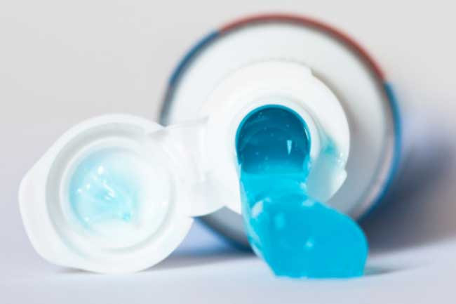 Thoa kem đánh răng: Thoa đều kem đánh răng lên khu vực vết ong đốt. Tuy nhiên, kem đánh răng sẽ tạo cảm giác ngứa râm ran, nhưng sẽ dịu dần vùng vết thương.