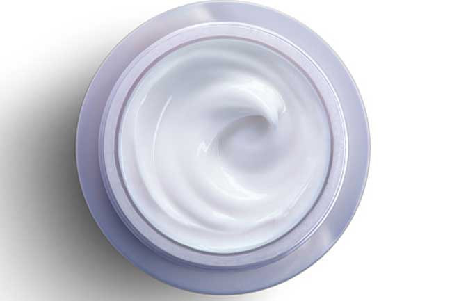 Kem calamine: Thoa kem calamine có tính giảm đau lên vết ong đốt, sẽ tạo cảm giác ngứa ngáy dịu nhẹ. Cơn đau sẽ thuyên giảm trong vòng 45 phút. Bạn nên thoa lại sau 4 giờ đồng hồ để tránh cơn đau tái phát.