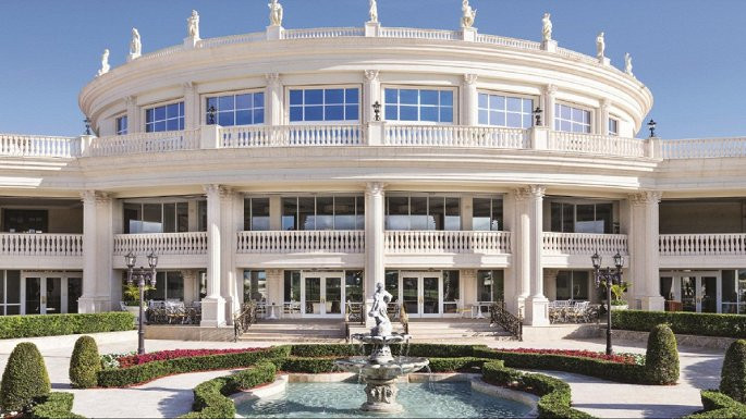 Trên website giới thiệu, khu nghỉ dưỡng này có 4 sân golf lớn, hồ bơi rộng, khu spa và phòng khiêu vũ. (Ảnh: Trumphotels)