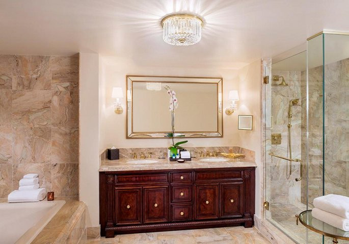 Nội thất trong phòng tắm của phòng tiêu chuẩn được mạ vàng sang trọng. (Ảnh: Booking)