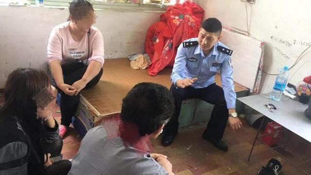 Di xa nua nam nghe tin vo co thai, chong tuc toc ve nha